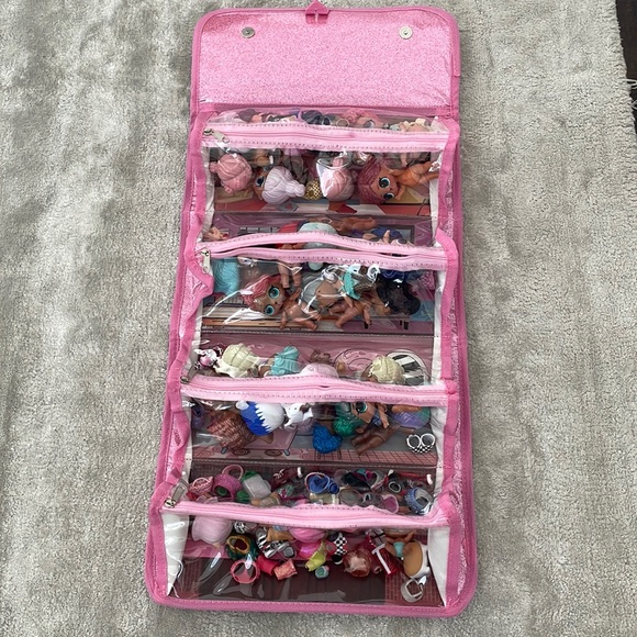 Tons of LOL dolls and carrying case - Picture 2 of 5